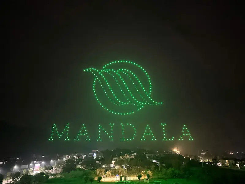Màn trình diễn drone vẽ biểu tượng và chữ MANDALA trên bầu trời đêm