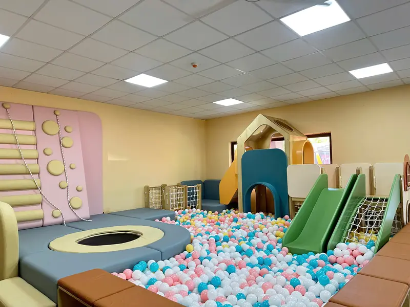 Phòng Kid's Club có bể bóng nhiều màu, cầu trượt và khu leo